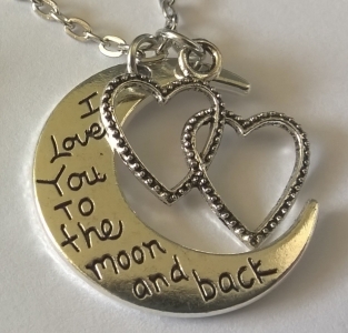 ketting met HARtjes en MAAN met tekst; I love you to the moon and back